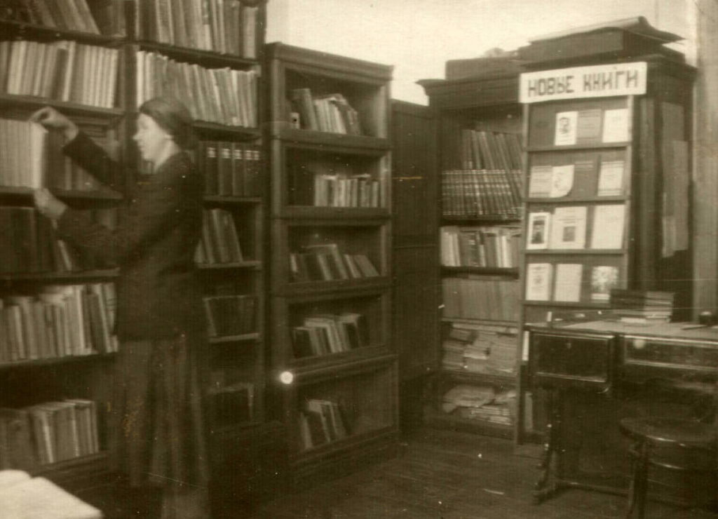 Ноябрь 1938 г. В библиотеке Чувашского пединститута работало 10 сотрудников. Ноябрь 1938 г. В библиотеке Чувашского пединститута работало 10 сотрудников.