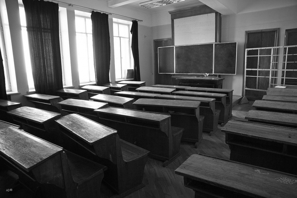 В справке «Архитектурно-планировочное задание на проектирование Чувашского педагогического института в г. Чебоксары» указывалось: «Под строительство института отведен земельный участок, смежный с площадью Дома Советов.