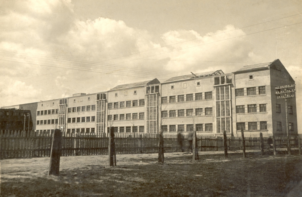 17 ноября 1941 г. издано распоряжение Совета по эвакуации, в соответствии с которым эвакуированному в г. Чебоксары Харьковскому электромеханическому заводу 17 ноября 1941 г. издано распоряжение Совета по эвакуации, в соответствии с которым эвакуированному в г. Чебоксары Харьковскому электромеханическому заводу
